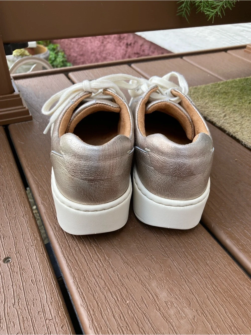 Born Size 7M Mira gold leather platform sneakers